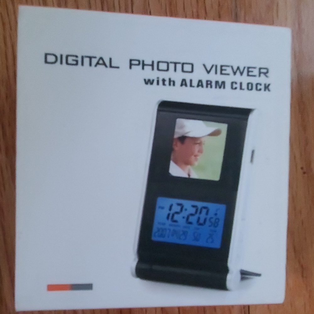 Digital photo viewer alarm clock